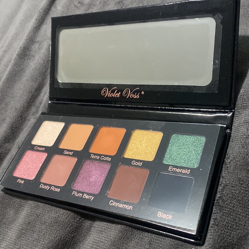 🦋Violet Voss Essentials PRO series eye shadow palette! - Picture 2 of 6